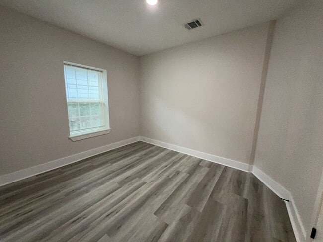 Building Photo - 224 Everton St