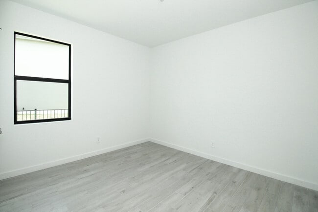Building Photo - 5929 SE Sky Blue Cir