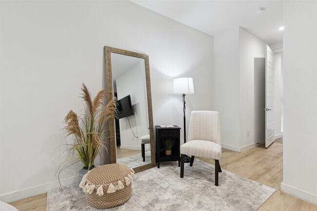 Building Photo - 4305 Roseland Ave