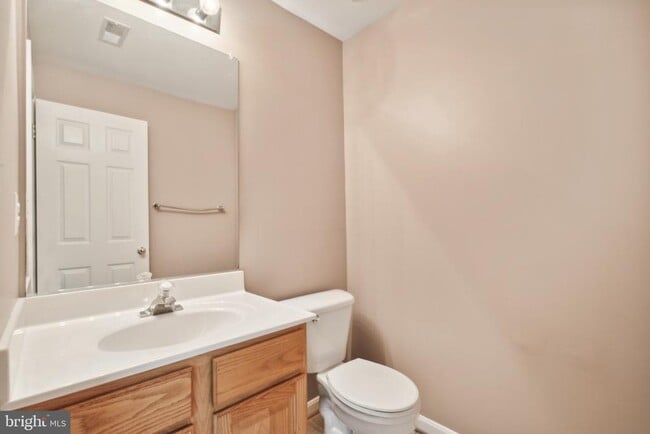 Building Photo - 641 Springhouse Square SE