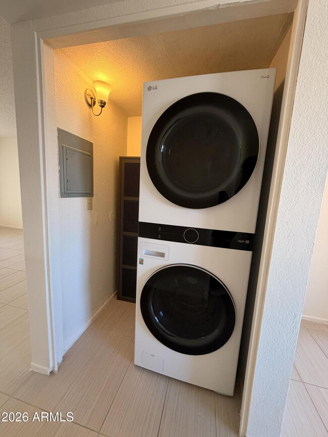 Building Photo - 616 S Hardy Dr