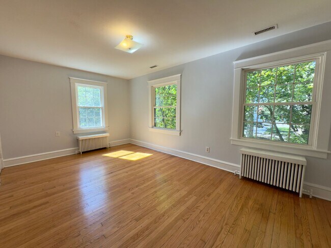 Building Photo - Charming Home!