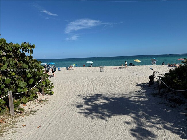 Building Photo - 7915 Harding Ave