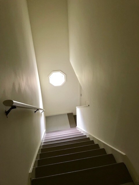 Building Photo - 319 E College Ave