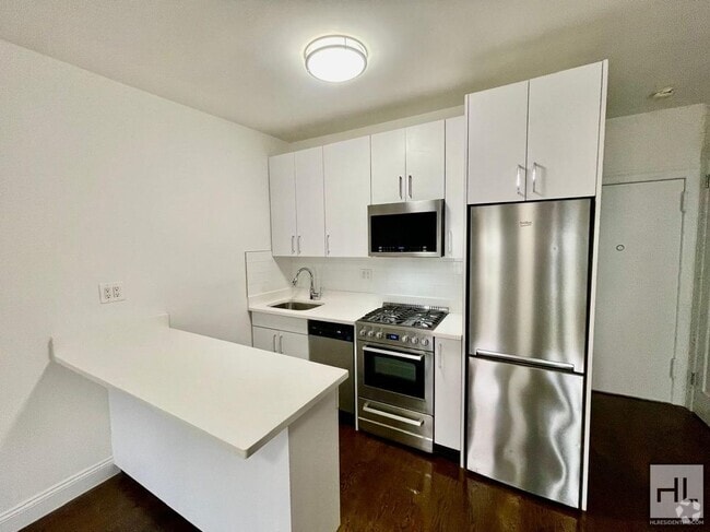 Building Photo - 39 E 65th St