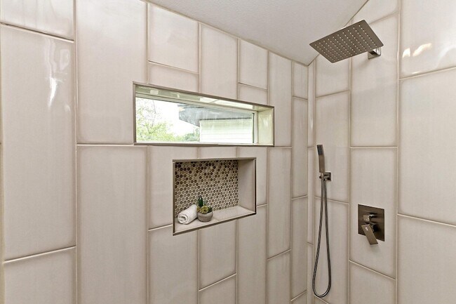 Building Photo - 1202 Cometa St