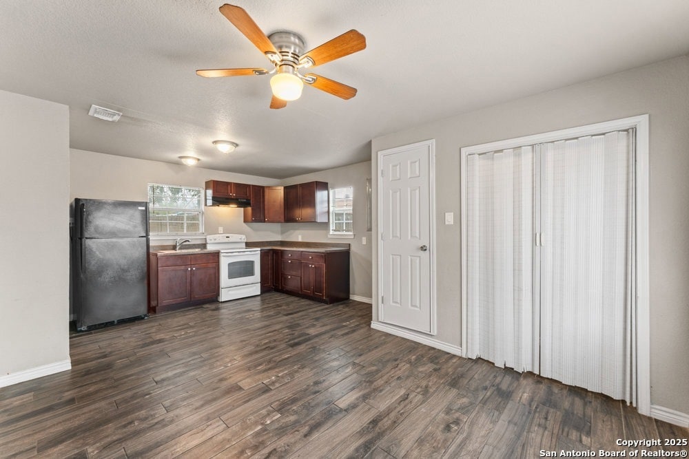 Building Photo - 315 Pool Dr