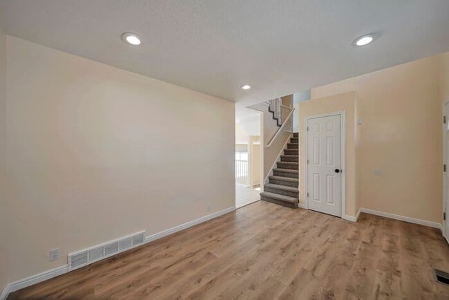 Building Photo - Awesome remodel home in great location w a...