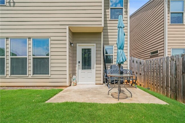 Building Photo - 4940 Breezewood Cir