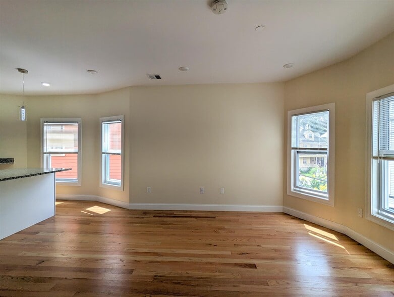 Building Photo - 2 Sacramento St