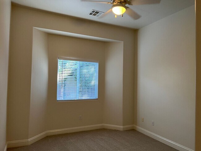 Building Photo - Gated Grand Island Home!