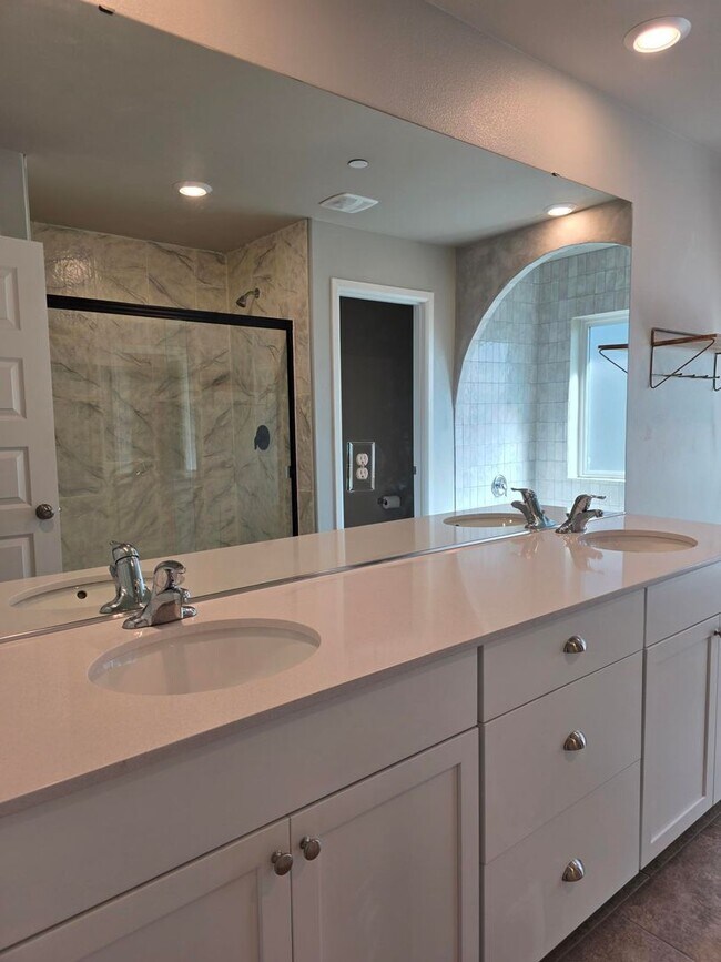 Building Photo - 4 Bedroom Home in Soundview Estates!