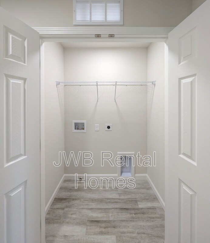 Building Photo - 1114 Comanche St