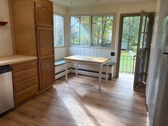 Building Photo - Hardwood floors and beautiful back yard in...