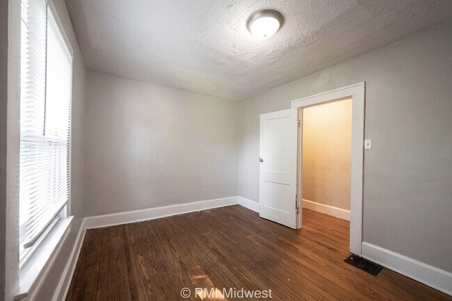 Building Photo - "Charming 3-Bed Duplex Gem in Indianapolis – Spacious 1300 Sq Ft Haven!"