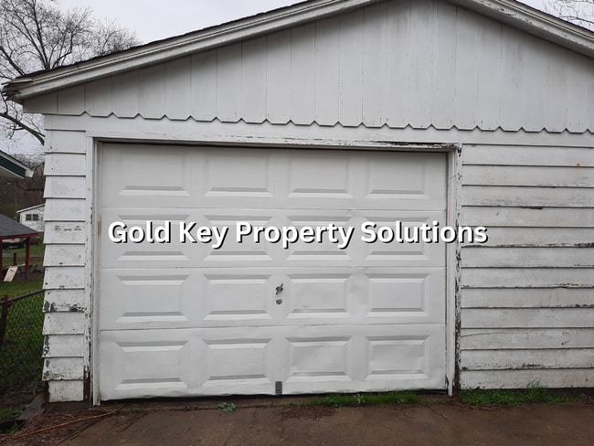 Building Photo - All Electric 3 BR 1 BA House with Garage, ...