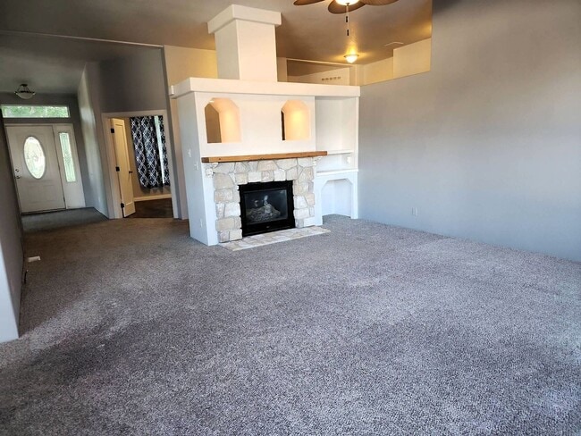 Building Photo - Spacious 3 Bed, 2 Bath Home with Shop & Stunning River Views – Clemans Addition