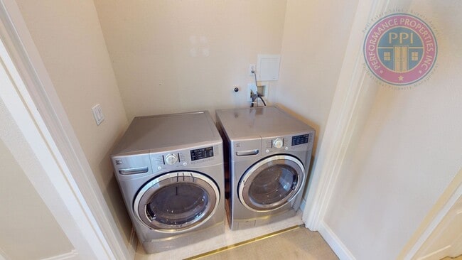 Building Photo - Stylish Townhouse, Luxury Amenities Throug...