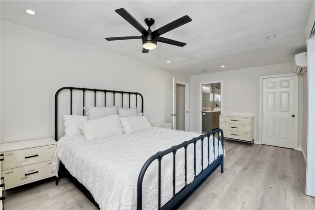 Building Photo - 2642 Davis Pl