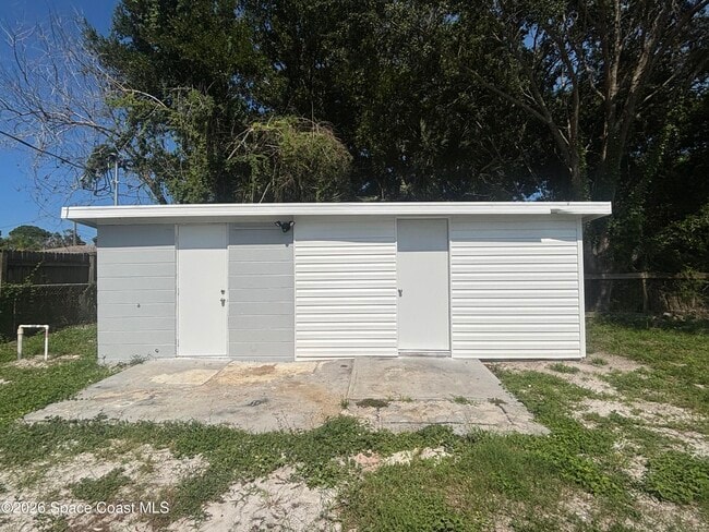 Building Photo - 1565 Seneca Dr