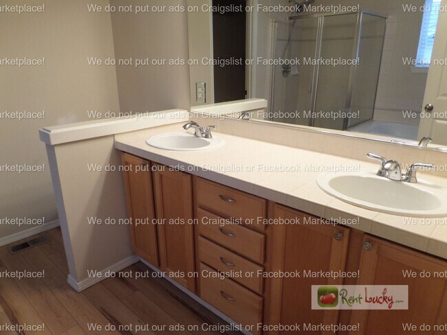 Building Photo - Meticulously Maintained 4-Bedroom Home in Sought-After Bothell Location!