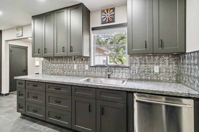 Building Photo - 634 Flatrock Dr