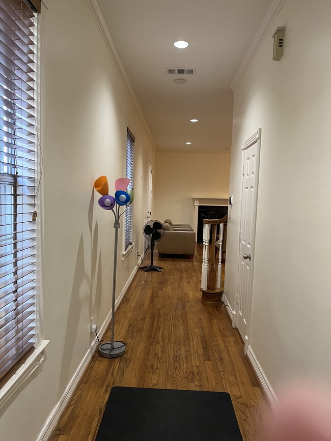 Building Photo - 6855 Bellgreen Dr