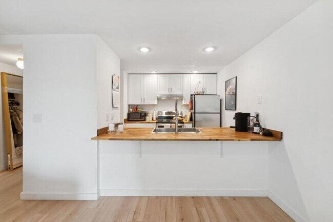 Building Photo - 1 bedroom in Seattle WA 98133