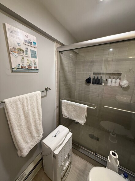 Building Photo - 404 Centre St