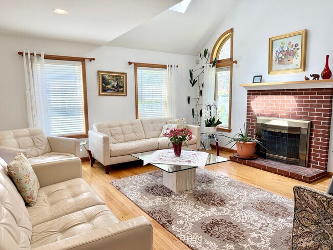 Building Photo - Meticulously Maintained 3BD/2.5BA Home in Quiet Westbrook Neighborhood!