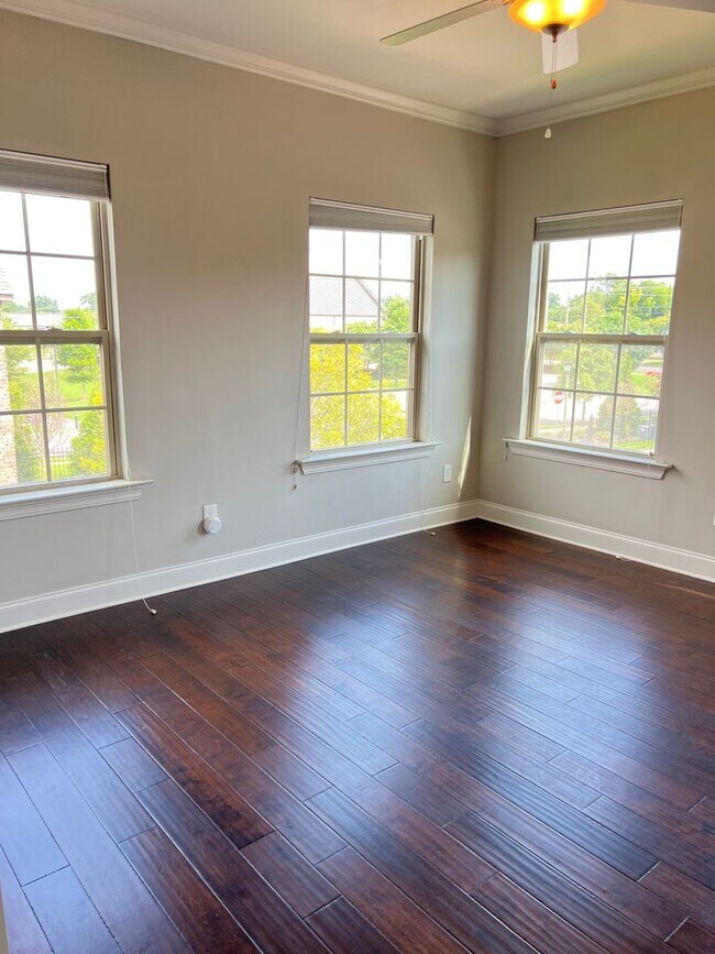 Building Photo - August 2026 - July 2027!!  3 BR 3 BA townhome 1 mile from UA campus