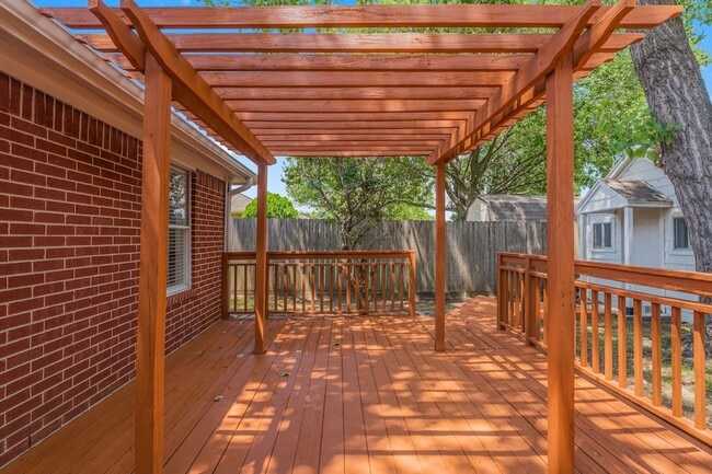 Building Photo - 351 Fantasy Ln