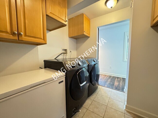 Building Photo - 8221 Barron St