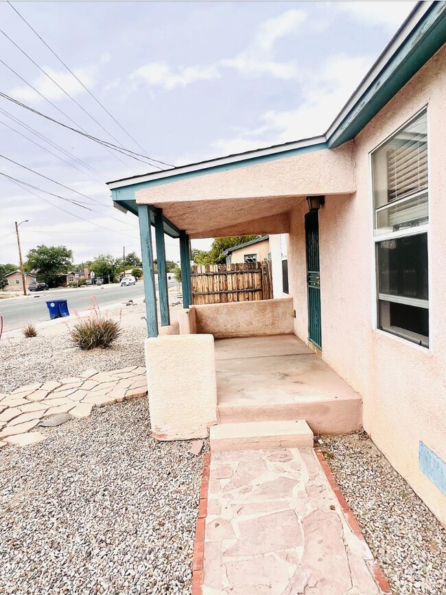 Building Photo - 615 Candelaria Rd NW