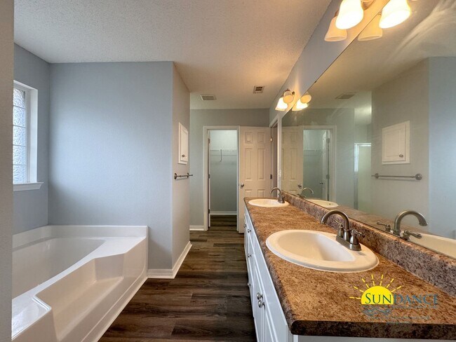 Building Photo - Stunning 4Bedroom Home in Alicia's Place of Crestview!