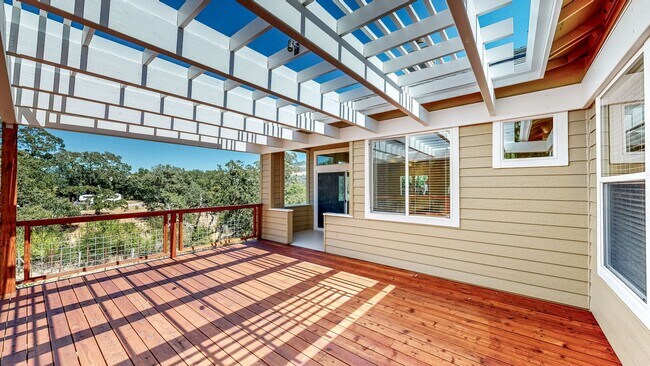 Building Photo - Gorgeous Home with private yards, large de...