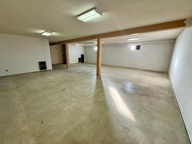 Building Photo - 4 bed, 2 bath acreage in Pickrell area