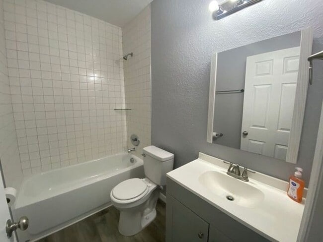 Building Photo - 1 Bedroom 1 Bath Duplex in Ormand Beach fo...