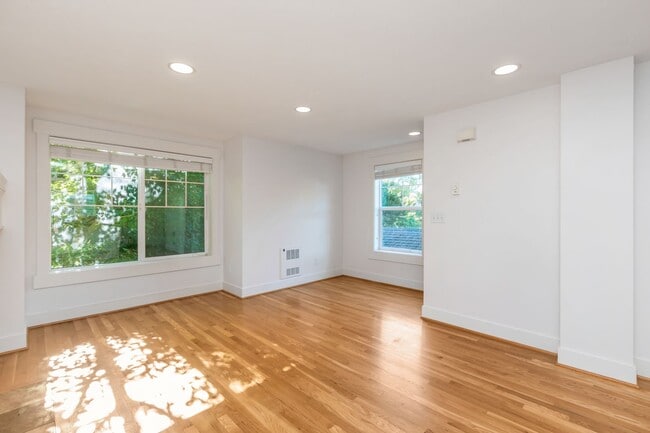 Building Photo - Charming 3 Bed Townhouse in Seattle