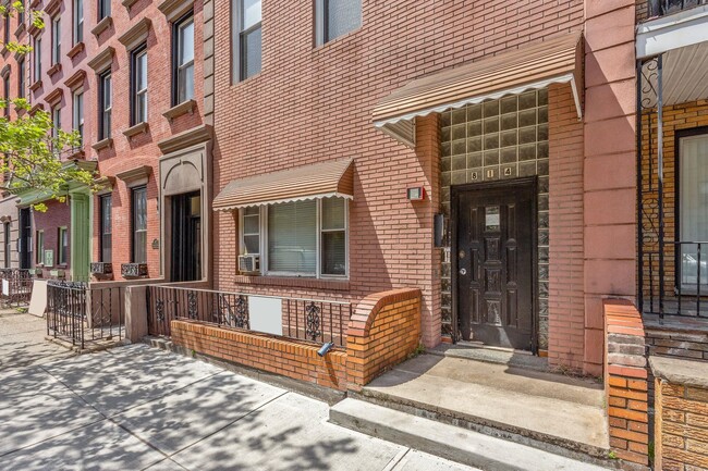 Building Photo - 814 Washington St