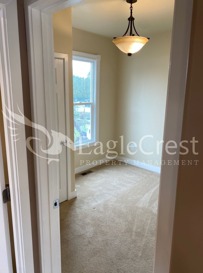 Building Photo - Charming 2 Bedroom Home With 1 Car Garage and A Covered Porch