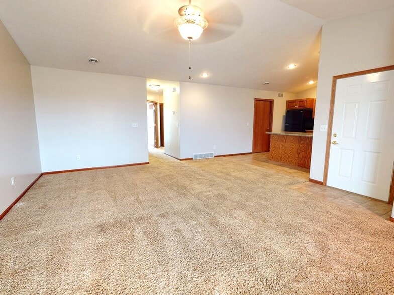 Building Photo - 304 Harvest Trl