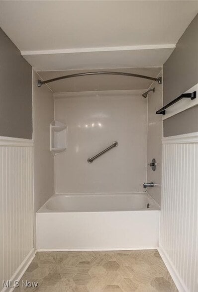 Building Photo - 353 S Maple St