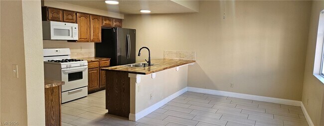 Building Photo - 313 Beethoven St