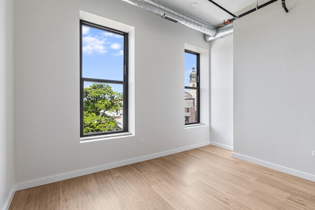 Building Photo - 805 N Milwaukee Ave