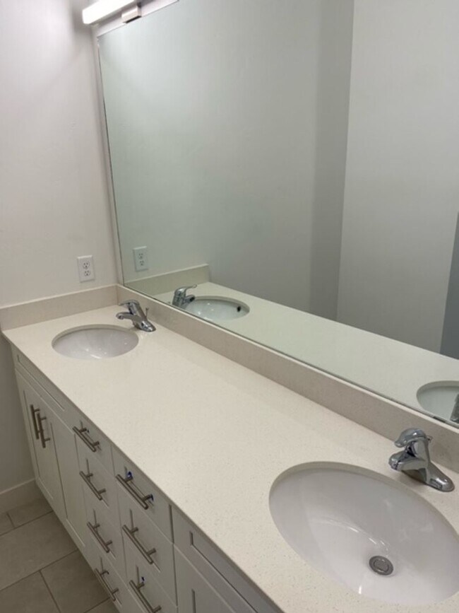 Building Photo - Spacious Town Home