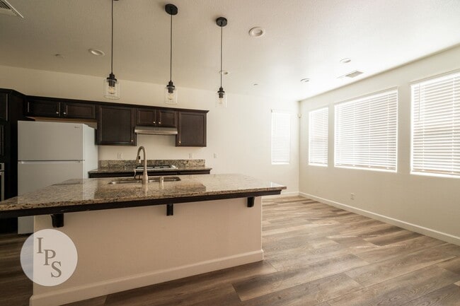 Building Photo - Fresno SouthEast Home, Gated Community, Clovis Unified School District, 3BR/2.5BA - Lots of Ameni...