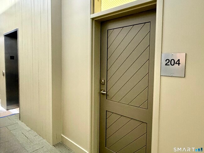 Building Photo - 60 Willow St