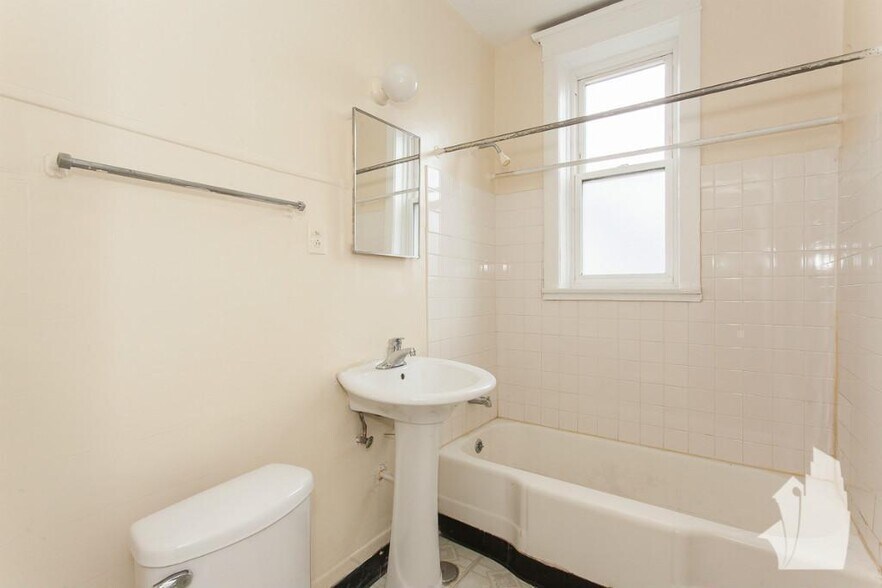 Building Photo - 4425 N Wolcott Ave