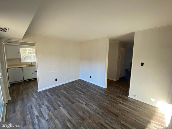 Building Photo - 300 Garfield Ct